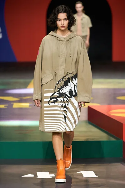 Look 64